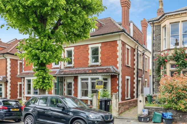 2 bed property, in Woodstock Avenue, £250,000