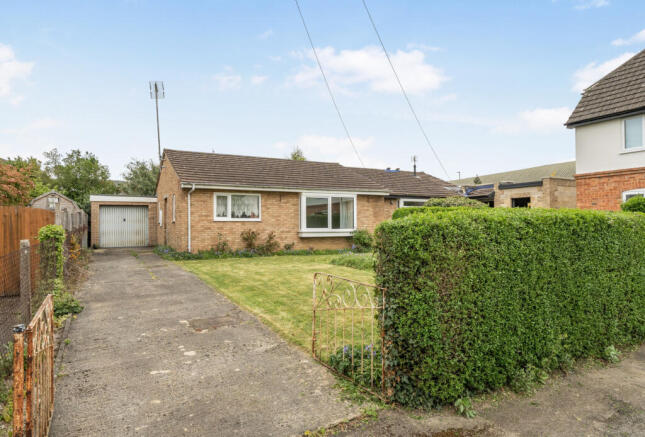 2 bed property, in Glebe Road, £250,000