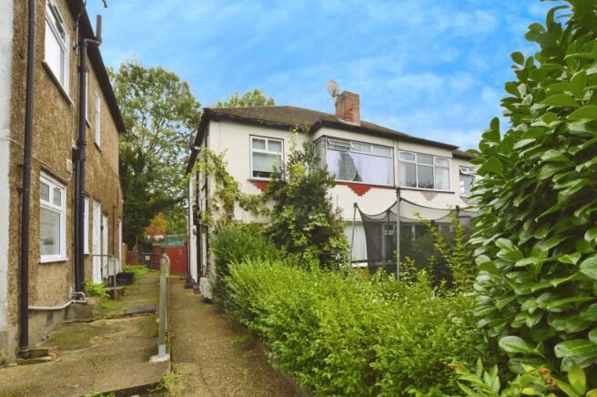 2 bed property, in Chigwell Road, £250,000