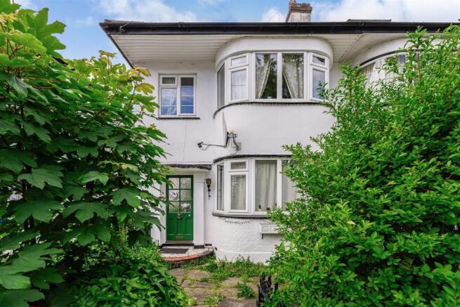 3 bed property, in Foresters Drive, £825,000