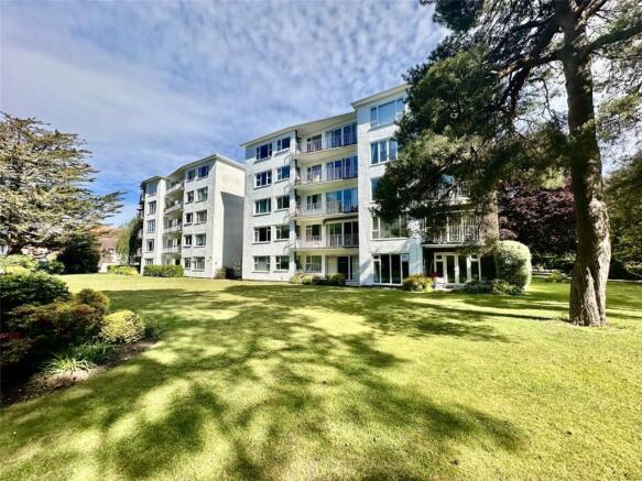 2 bed property, in Western Road, £270,000