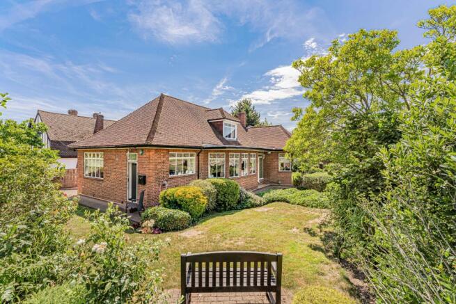 4 bed property, in Heath Drive, £800,000