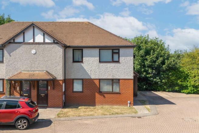2 bed property, in Rhos On Sea, £140,000