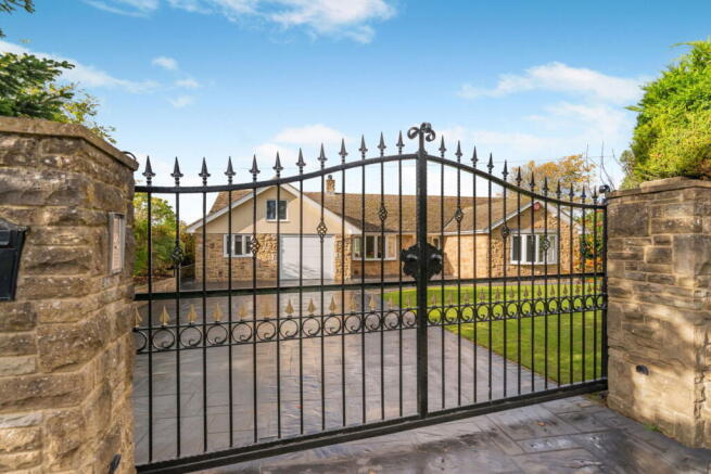 4 bed property, in Rectory Lane, £700,000