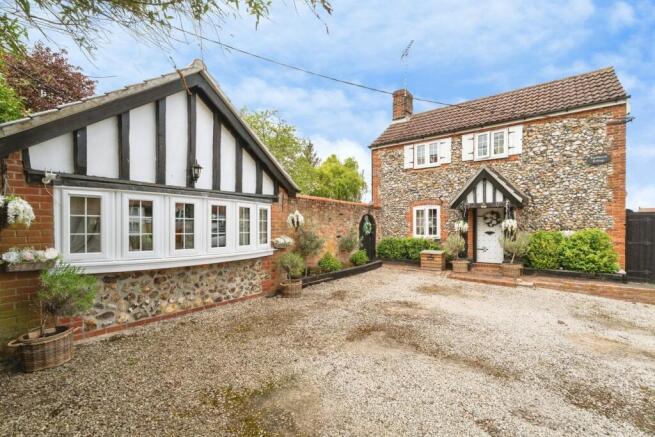 2 bed property, in Station Road, £425,000
