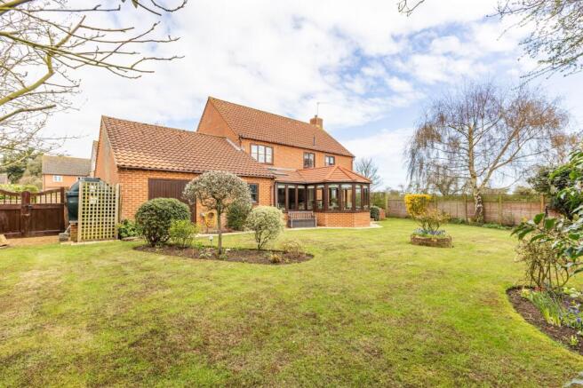 4 bed property, in Substantial Detached Home in Sporle, £500,000