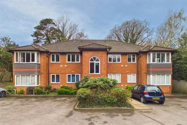 2 bed property, in Broome Court, £220,000
