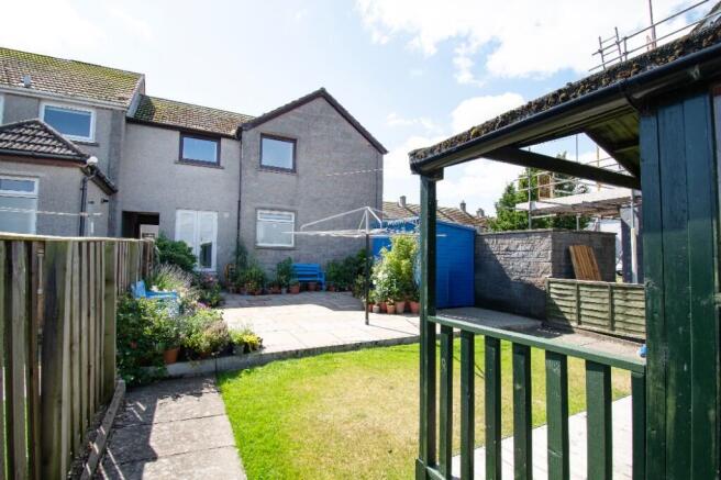 2 bed property, in Hillview Crescent, £85,000