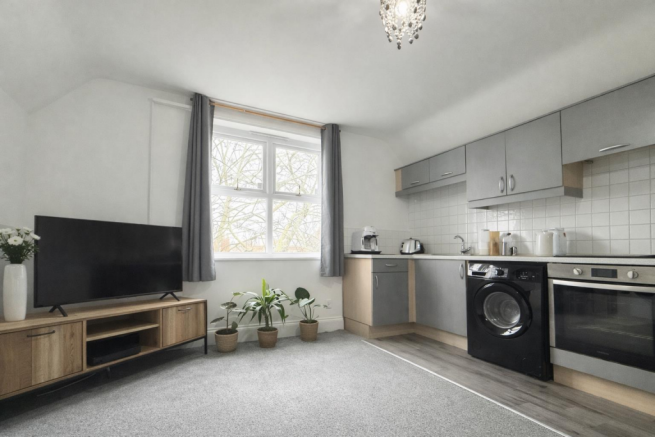 1 bed property, in Shaftesbury Road, £125,000
