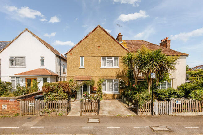 3 bed property, in Rose Gardens, £725,000