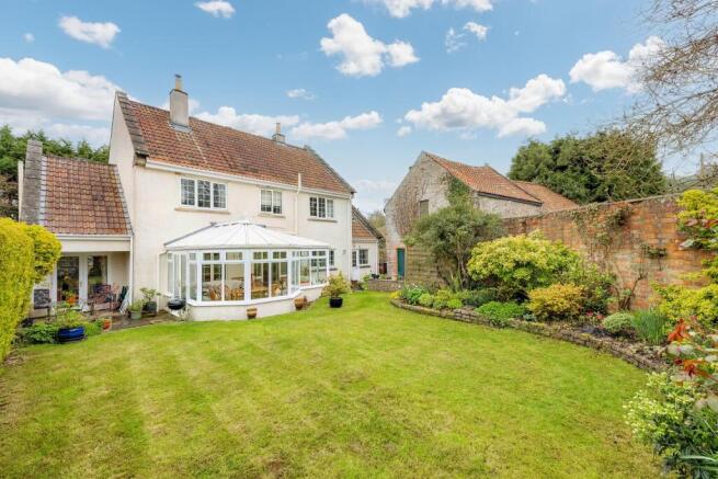 5 bed property, in Theale, £650,000