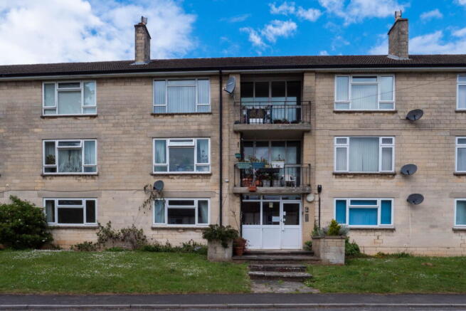 2 bed property, in Bankwaters Road, £125,000