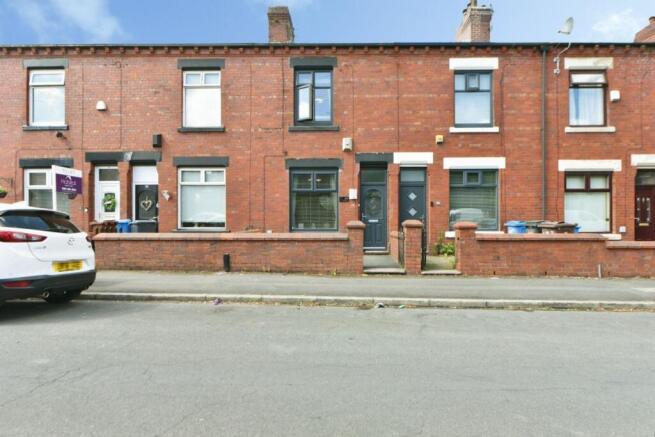 2 bed property, in Radcliffe Road, £170,000