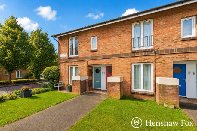 1 bed property, in Odiham Close, £100,000
