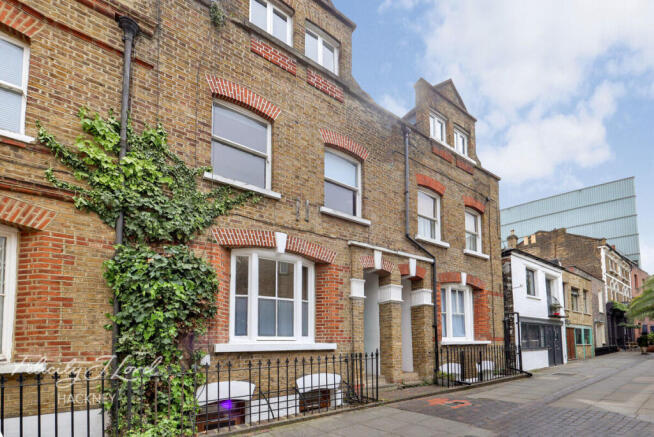 2 bed property, in Sylvester Path, £550,000