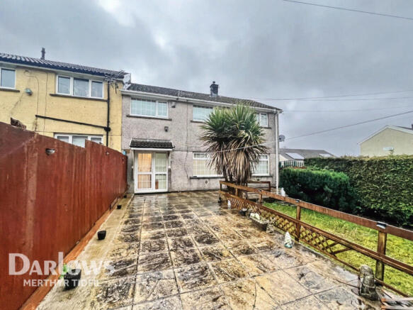 3 bed property, in Cypress Close, £100,000