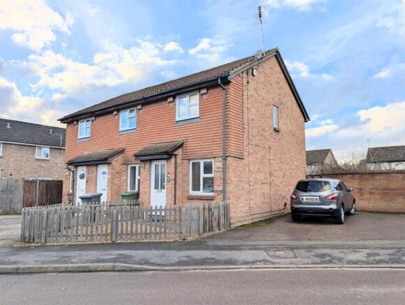 2 bed property, in Frogmore Close, £360,000