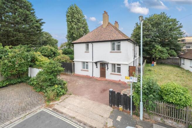 4 bed property, in Abbotts Close, £850,000