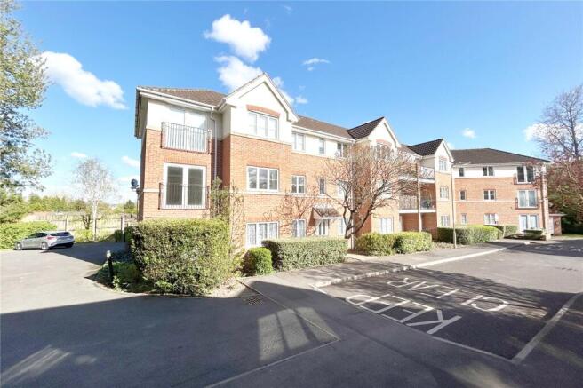 2 bed property, in Basingfield Close, £200,000