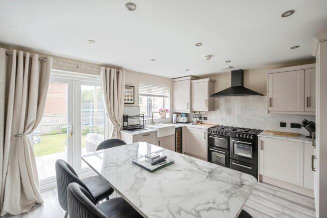 4 bed property, in Baker Close, £290,000