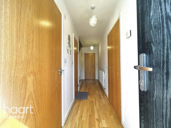 5 bed property, in Challney Gardens, £400,000