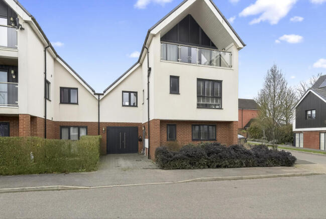 4 bed property, in Carrolls Way, £675,000