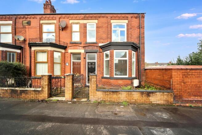 2 bed property, in Park Road, £170,000