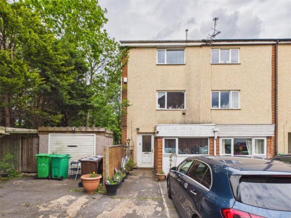 4 bed property, in Todd Close, £140,000
