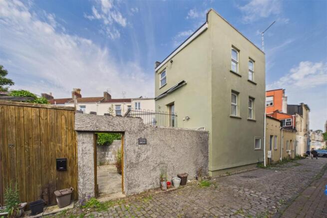 2 bed property, in Ashfield Place, £200,000