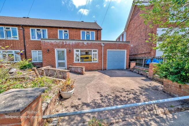 2 bed property, in Main Street, £130,000