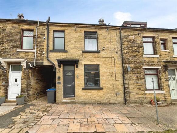 2 bed property, in Holly Street, £130,000