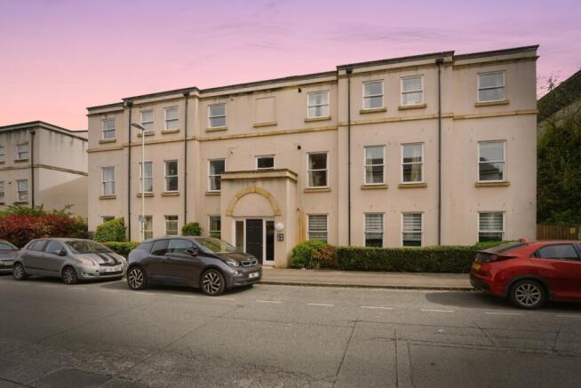 1 bed property, in Dunalley Street, £180,000