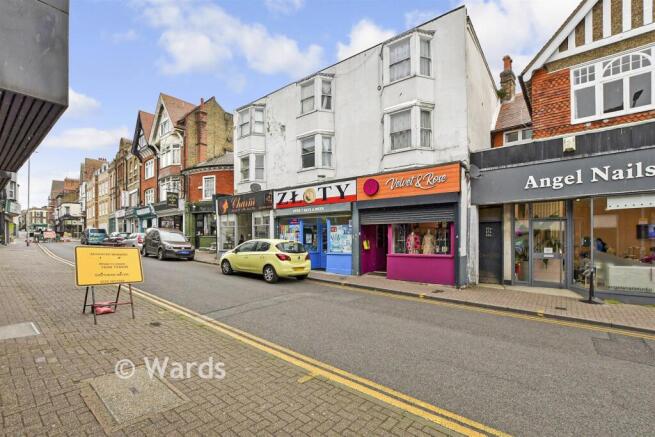 2 bed property, in High Street, £130,000