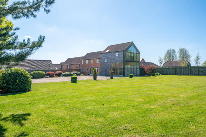 5 bed property, in Ollerton Road, £725,000