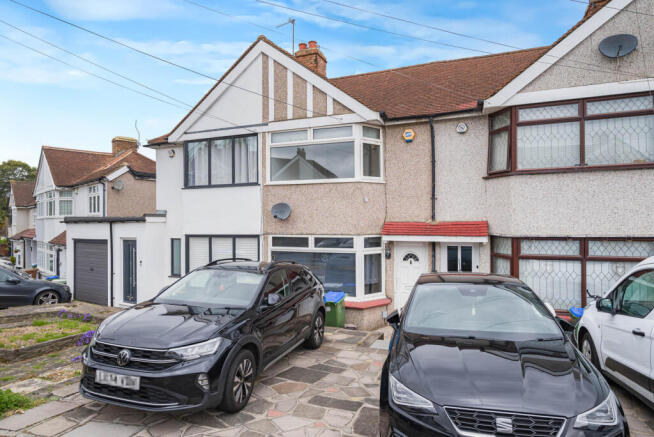 2 bed property, in Howard Avenue, £375,000