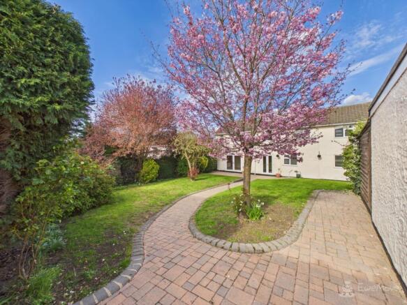 4 bed property, in Paddocks Drive, £500,000