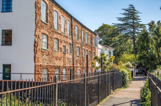 2 bed property, in Old Mill Close, £275,000