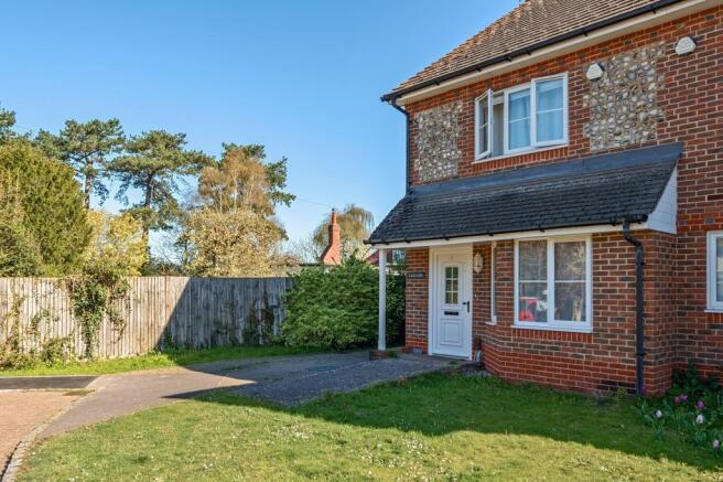 2 bed property, in Greenfinch Close, £535,000