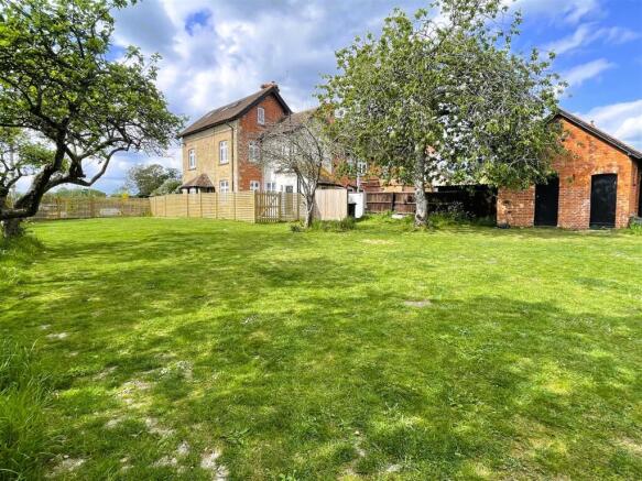 3 bed property, in Fifehead, £485,000