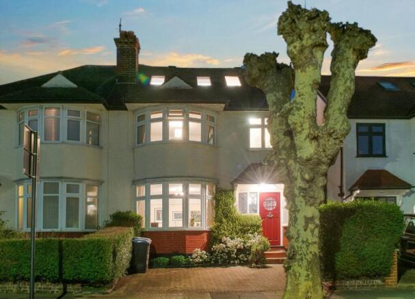 5 bed property, in Dollis Hill Avenue, £850,000