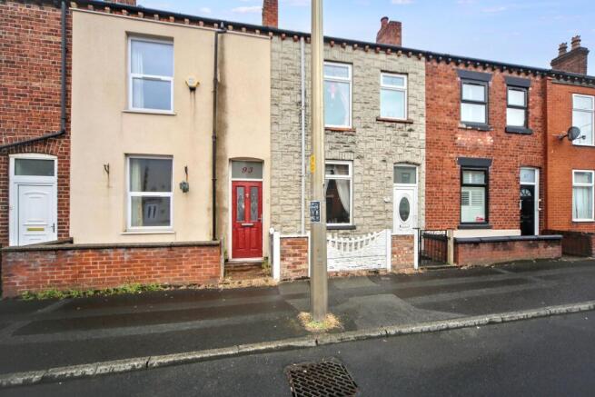 2 bed property, in Atherton Road, £90,000