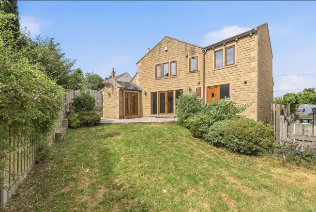 5 bed property, in Yew Tree Road, £595,000