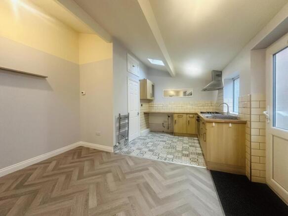 1 bed property, in High Street, £99,950