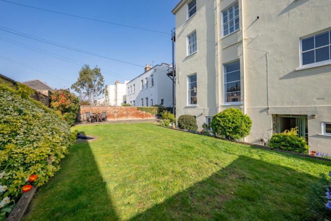 2 bed property, in Wellington Square, £269,950