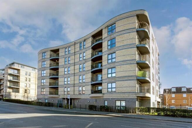 2 bed property, in Trevenna, £300,000