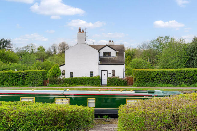 3 bed property, in Gauge House, £450,000