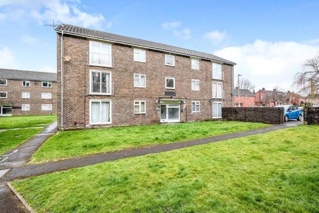 1 bed property, in Crombie Close, £90,000