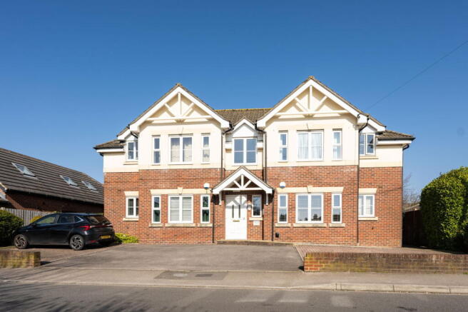 1 bed property, in South East Road, £90,000
