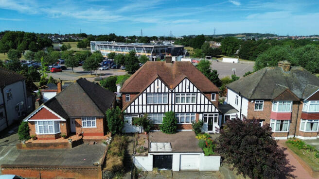 3 bed property, in Vale Road, £325,000