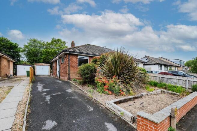 2 bed property, in Moseley Wood Croft, £215,000